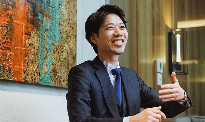 話している男性の写真