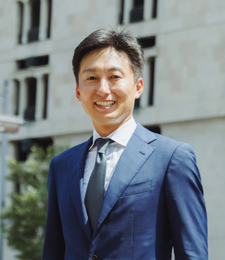 青いスーツを着た代表取締役CEO栗原弘行氏の写真