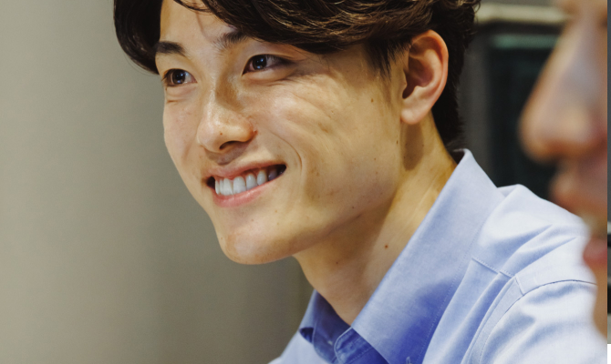 笑顔で面談中の若いビジネスマン